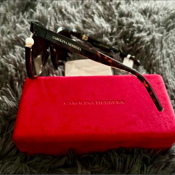 CAROLINA HERRERA PEARL SUNGLASSES - Picture 3 of 7